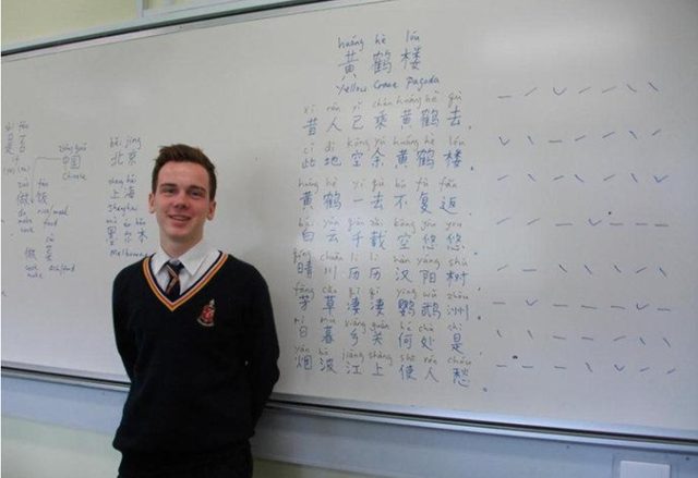 Foreigners Get Hooked on Learning Chinese